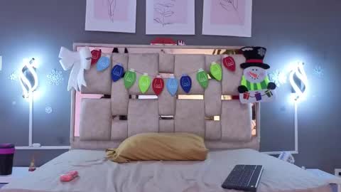 Snapshot of saraa_nix chatting on December 2025 03:05:01 AM sara online show from December 2025 03:05:01 AM