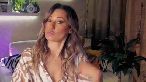 Divine Sarah NONUDE model online show from May 2026 05:40:02 PM
