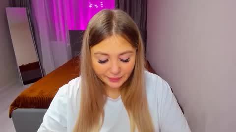 Snapshot of sarahmils chatting on November 2025 02:17:01 PM Sarah online show from November 2025 02:17:01 PM