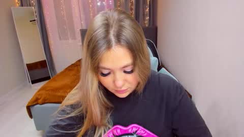 Snapshot of sarahmils chatting on November 2025 05:14:02 PM Sarah online show from November 2025 05:14:02 PM