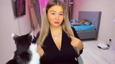 Snapshot of sarahmils chatting on December 2025 05:41:01 PM Sarah online show from December 2025 05:41:01 PM