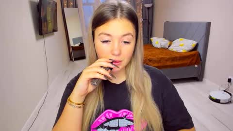 Snapshot of sarahmils chatting on January 2026 01:05:02 PM Sarah online show from January 2026 01:05:02 PM