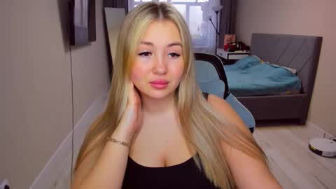 Snapshot of sarahmils chatting on April 2026 12:24:01 PM Sarah online show from April 2026 12:24:01 PM