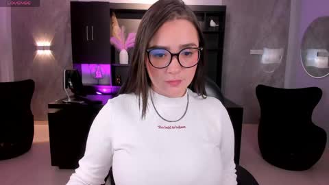 Snapshot of sarahrhodes_ chatting on May 2026 11:51:01 AM Sarah Rhodes online show from May 2026 11:51:01 AM