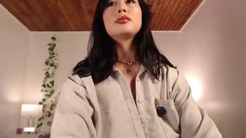 Saralynnn online show from July 2026 01:17:01 PM