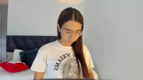 Snapshot of sarasaenz_99 chatting on November 2025 08:07:01 PM Sara online show from November 2025 08:07:01 PM