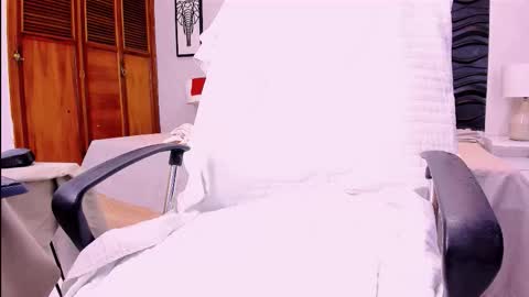 Sara Sofia online show from November 2025 05:13:02 PM