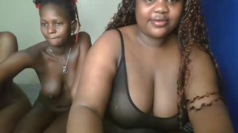 Snapshot of sassie_bee chatting on September 2025 11:04:02 PM sassie_bee online show from September 2025 11:04:02 PM