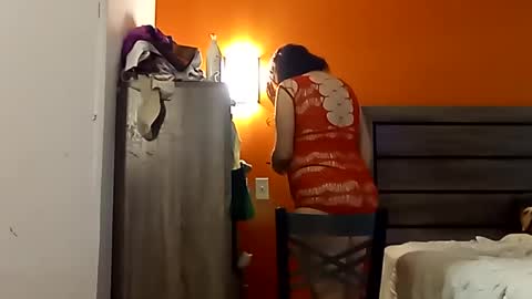 Snapshot of saucybear666 chatting on February 2025 11:37:01 PM SnowBunny online show from February 2025 11:37:01 PM