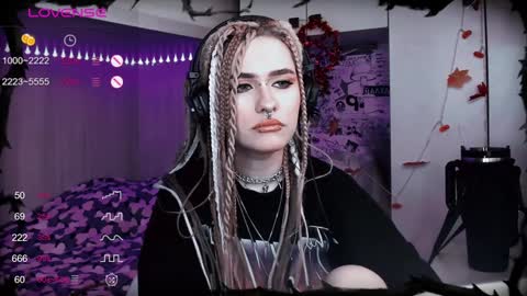 pronoun she. name Mary. age 21. online show from January 2025 09:33:02 AM