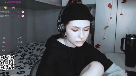 pronoun she. name Mary. age 21. online show from March 2025 04:17:01 PM