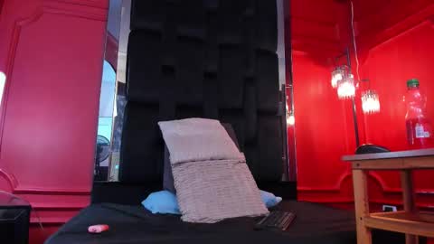 Scarlet Edwars online show from October 2025 06:39:01 PM