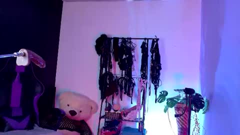 scarlet_gold online show from July 2026 05:17:02 PM