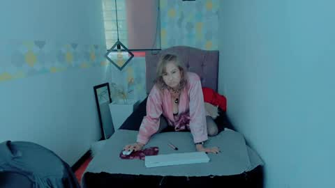 Snapshot of scarlethoot_ chatting on December 2024 04:03:02 PM S C A R L E T online show from December 2024 04:03:02 PM