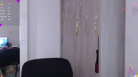 Scarlett Thumb up please help me 100 its important online show from November 2025 09:39:01 PM