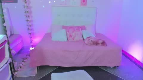 Scarlett  online show from December 2025 12:00:02 PM