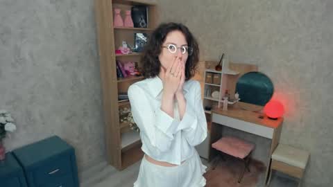 Mia online show from May 2026 05:59:01 AM