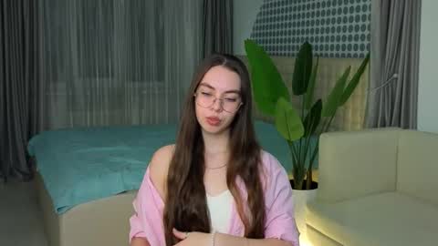 Mia online show from December 2025 04:11:01 PM