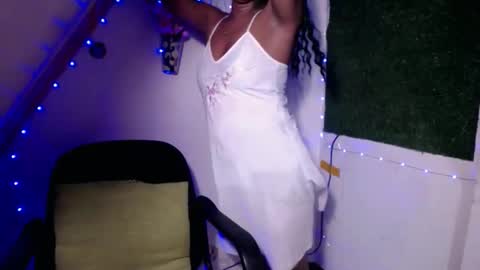 selena_fox2000 online show from May 2026 05:19:02 PM