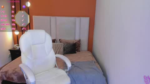 Snapshot of selene_e chatting on September 2025 08:45:02 PM Karol. online show from September 2025 08:45:02 PM