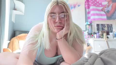 Snapshot of selenebaby chatting on April 2026 03:20:01 PM Selene online show from April 2026 03:20:01 PM