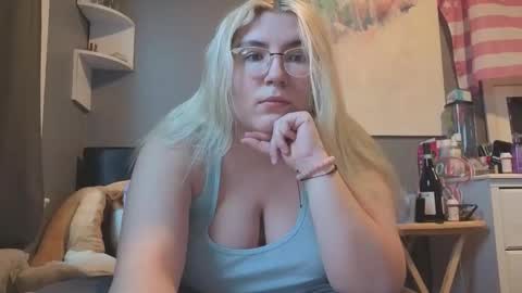 Snapshot of selenebaby chatting on April 2026 12:25:01 PM Selene online show from April 2026 12:25:01 PM