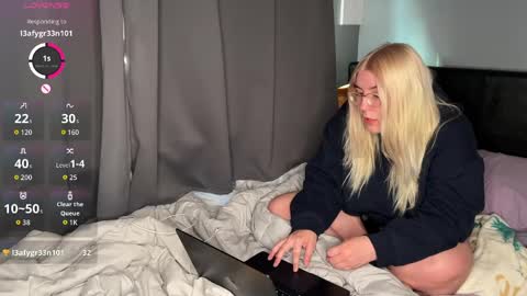 Snapshot of selenebaby chatting on April 2026 10:58:02 AM Selene online show from April 2026 10:58:02 AM