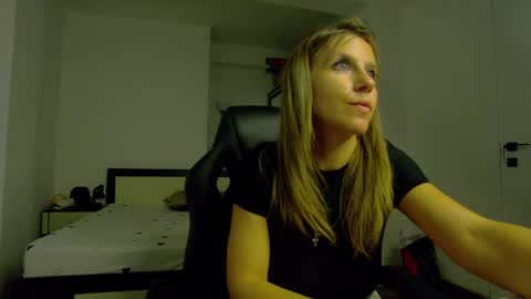 Snapshot of sellena_angel chatting on May 2026 04:25:01 PM sellena_angel online show from May 2026 04:25:01 PM