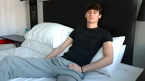 Snapshot of sensualalien chatting on December 2024 09:12:01 PM Cam online show from December 2024 09:12:01 PM