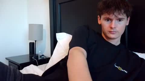 Cam online show from April 2026 11:43:02 PM