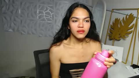 Snapshot of servicedoll18 chatting on November 2025 07:41:02 PM Bella online show from November 2025 07:41:02 PM