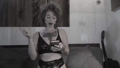 Snapshot of sexnchocolate chatting on January 2025 02:13:01 PM Trixy Rose online show from January 2025 02:13:01 PM