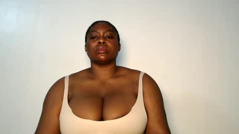 Luna online show from October 2025 10:44:02 PM