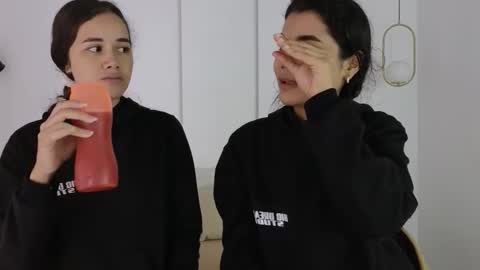 chanell and yina online show from November 2025 01:18:02 PM