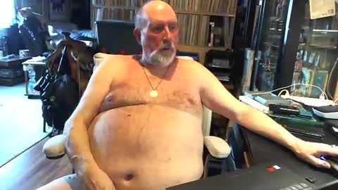 Snapshot of sexyolbear chatting on April 2026 05:38:01 AM Grizz Lee Bear online show from April 2026 05:38:01 AM