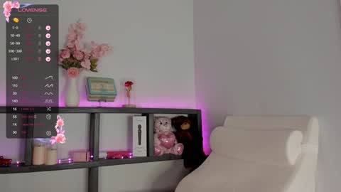 Estee online show from October 2025 07:00:01 PM