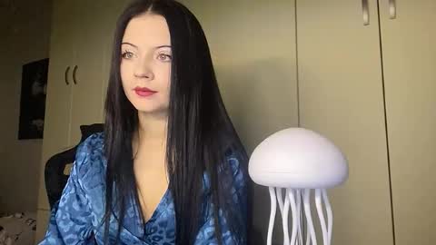 Angie online show from November 2025 03:34:02 PM