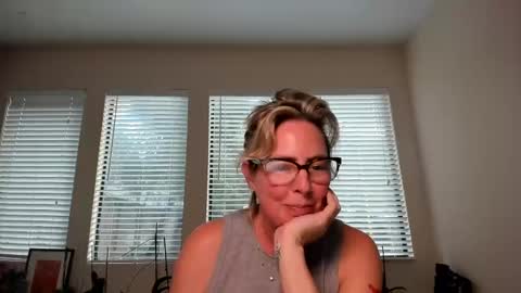 Snapshot of sharkrescue chatting on December 2024 10:41:01 PM Sharkgirl online show from December 2024 10:41:01 PM