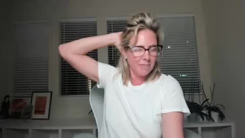 Snapshot of sharkrescue chatting on December 2024 01:03:02 AM Sharkgirl online show from December 2024 01:03:02 AM