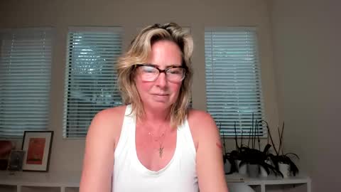 Snapshot of sharkrescue chatting on December 2024 11:31:02 PM Sharkgirl online show from December 2024 11:31:02 PM