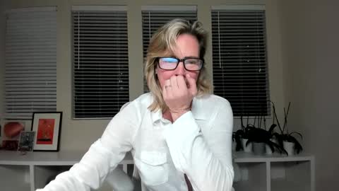 Snapshot of sharkrescue chatting on January 2025 01:13:01 AM Sharkgirl online show from January 2025 01:13:01 AM