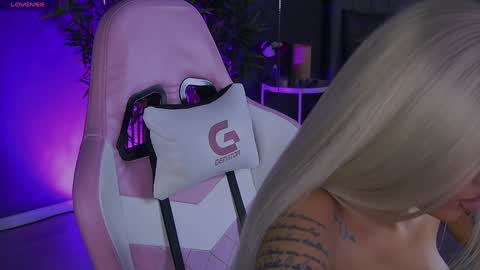 Snapshot of shayblonde chatting on December 2024 02:51:01 AM shayblonde online show from December 2024 02:51:01 AM