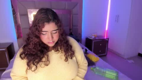 Snapshot of sheeylaroee chatting on March 2025 02:43:02 AM Heidy online show from March 2025 02:43:02 AM