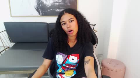 Snapshot of shenna_brunette_ chatting on December 2024 05:12:01 PM Shenna online show from December 2024 05:12:01 PM