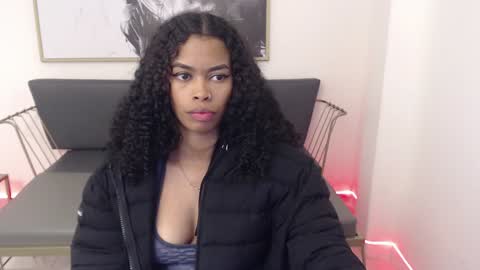 Snapshot of shenna_brunette_ chatting on December 2024 04:48:01 PM Shenna online show from December 2024 04:48:01 PM