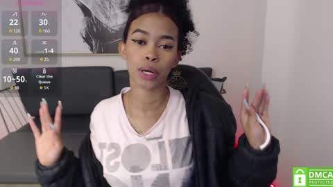 Snapshot of shenna_brunette_ chatting on January 2025 01:20:02 PM Shenna online show from January 2025 01:20:02 PM