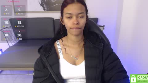 Snapshot of shenna_brunette_ chatting on January 2025 01:05:02 PM Shenna online show from January 2025 01:05:02 PM