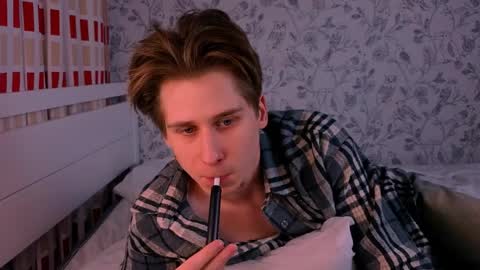 Snapshot of shidoffer77 chatting on March 2026 05:35:01 PM Nenedent online show from March 2026 05:35:01 PM