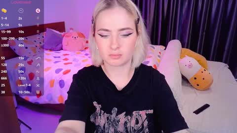 Snapshot of shyfoxxxy chatting on December 2024 08:33:01 AM Effie online show from December 2024 08:33:01 AM