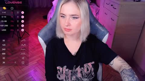 Snapshot of shyfoxxxy chatting on December 2024 01:54:01 PM Effie online show from December 2024 01:54:01 PM